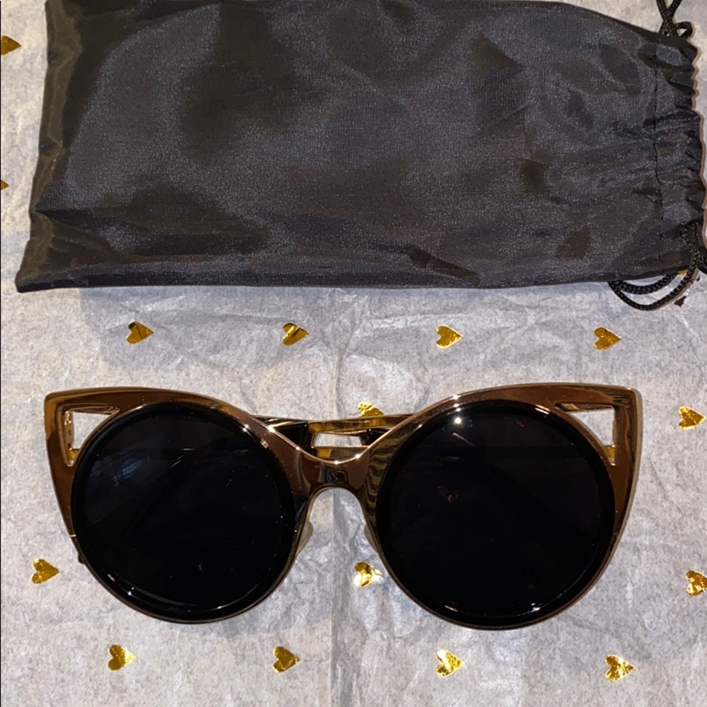 Fun oversized cat eye sunglasses. Black/gold.